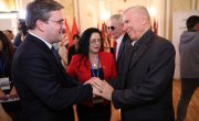 Изасланик председника Србије. министар Никола Селаковић, данас је поручио да Срби опет морају да бране своје право да мирно живе у својој држави, оценио да се Срби на КиМ суочавају са терором и нагласио да је боље 100 година преговарати него један дан ратовати.   На свечаном отварању 30. Генералне скупштине Светске федерације ветерана, у Дом Гарде у Топчидеру, која се одржава под покровитељством председника Вучића, Селаковић је поручио да Срби и Србија знају шта значи борити се за слободу отаџбине и да су у