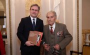 Изасланик председника Србије. министар Никола Селаковић, данас је поручио да Срби опет морају да бране своје право да мирно живе у својој држави, оценио да се Срби на КиМ суочавају са терором и нагласио да је боље 100 година преговарати него један дан ратовати.   На свечаном отварању 30. Генералне скупштине Светске федерације ветерана, у Дом Гарде у Топчидеру, која се одржава под покровитељством председника Вучића, Селаковић је поручио да Срби и Србија знају шта значи борити се за слободу отаџбине и да су у