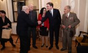 Изасланик председника Србије. министар Никола Селаковић, данас је поручио да Срби опет морају да бране своје право да мирно живе у својој држави, оценио да се Срби на КиМ суочавају са терором и нагласио да је боље 100 година преговарати него један дан ратовати.   На свечаном отварању 30. Генералне скупштине Светске федерације ветерана, у Дом Гарде у Топчидеру, која се одржава под покровитељством председника Вучића, Селаковић је поручио да Срби и Србија знају шта значи борити се за слободу отаџбине и да су у