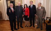 Изасланик председника Србије. министар Никола Селаковић, данас је поручио да Срби опет морају да бране своје право да мирно живе у својој држави, оценио да се Срби на КиМ суочавају са терором и нагласио да је боље 100 година преговарати него један дан ратовати.   На свечаном отварању 30. Генералне скупштине Светске федерације ветерана, у Дом Гарде у Топчидеру, која се одржава под покровитељством председника Вучића, Селаковић је поручио да Срби и Србија знају шта значи борити се за слободу отаџбине и да су у