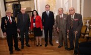 Изасланик председника Србије. министар Никола Селаковић, данас је поручио да Срби опет морају да бране своје право да мирно живе у својој држави, оценио да се Срби на КиМ суочавају са терором и нагласио да је боље 100 година преговарати него један дан ратовати.   На свечаном отварању 30. Генералне скупштине Светске федерације ветерана, у Дом Гарде у Топчидеру, која се одржава под покровитељством председника Вучића, Селаковић је поручио да Срби и Србија знају шта значи борити се за слободу отаџбине и да су у