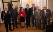 Изасланик председника Србије. министар Никола Селаковић, данас је поручио да Срби опет морају да бране своје право да мирно живе у својој држави, оценио да се Срби на КиМ суочавају са терором и нагласио да је боље 100 година преговарати него један дан ратовати.   На свечаном отварању 30. Генералне скупштине Светске федерације ветерана, у Дом Гарде у Топчидеру, која се одржава под покровитељством председника Вучића, Селаковић је поручио да Срби и Србија знају шта значи борити се за слободу отаџбине и да су у