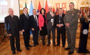 Изасланик председника Србије. министар Никола Селаковић, данас је поручио да Срби опет морају да бране своје право да мирно живе у својој држави, оценио да се Срби на КиМ суочавају са терором и нагласио да је боље 100 година преговарати него један дан ратовати.   На свечаном отварању 30. Генералне скупштине Светске федерације ветерана, у Дом Гарде у Топчидеру, која се одржава под покровитељством председника Вучића, Селаковић је поручио да Срби и Србија знају шта значи борити се за слободу отаџбине и да су у
