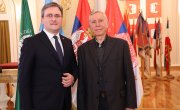 Изасланик председника Србије. министар Никола Селаковић, данас је поручио да Срби опет морају да бране своје право да мирно живе у својој држави, оценио да се Срби на КиМ суочавају са терором и нагласио да је боље 100 година преговарати него један дан ратовати.   На свечаном отварању 30. Генералне скупштине Светске федерације ветерана, у Дом Гарде у Топчидеру, која се одржава под покровитељством председника Вучића, Селаковић је поручио да Срби и Србија знају шта значи борити се за слободу отаџбине и да су у
