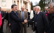 Изасланик председника Србије. министар Никола Селаковић, данас је поручио да Срби опет морају да бране своје право да мирно живе у својој држави, оценио да се Срби на КиМ суочавају са терором и нагласио да је боље 100 година преговарати него један дан ратовати.   На свечаном отварању 30. Генералне скупштине Светске федерације ветерана, у Дом Гарде у Топчидеру, која се одржава под покровитељством председника Вучића, Селаковић је поручио да Срби и Србија знају шта значи борити се за слободу отаџбине и да су у
