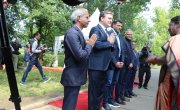 Министар Селаковић положио цвеће са  председницом Индије код споменика Махатми Гандију