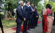 Министар Селаковић положио цвеће са  председницом Индије код споменика Махатми Гандију