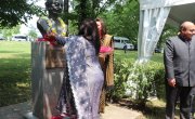 Министар Селаковић положио цвеће са  председницом Индије код споменика Махатми Гандију