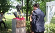Министар Селаковић положио цвеће са  председницом Индије код споменика Махатми Гандију