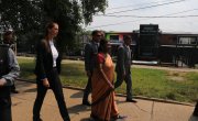 Министар Селаковић положио цвеће са  председницом Индије код споменика Махатми Гандију
