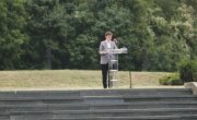 Министар Селаковић на обележавању Дана сећања на страдање Срба, Рома и Јевреја у Јајинцима 