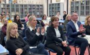 Барошевић на јавном часу знаковног српског језика у школи за оштећене слухом – наглуве „Стефан Дечански“