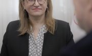 Министар Селаковић уручио српски пасош и решење о држављанству ћерки Благоја Јововића