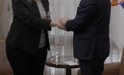 Министар Селаковић уручио српски пасош и решење о држављанству ћерки Благоја Јововића