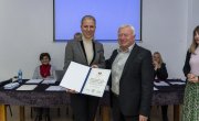 Помоћник министра у Сектору за заштиту особа са инвалидитетом Биљана Барошевић примила захвалницу од Савеза слепих Србије 
