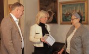 Помоћник министра у Сектору за заштиту особа са инвалидитетом Биљана Барошевић уручила аудио књиге у оквиру акције „Покуцај ми књигом на врата”