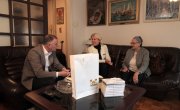 Помоћник министра у Сектору за заштиту особа са инвалидитетом Биљана Барошевић уручила аудио књиге у оквиру акције „Покуцај ми књигом на врата”