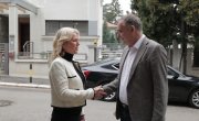 Помоћник министра у Сектору за заштиту особа са инвалидитетом Биљана Барошевић уручила аудио књиге у оквиру акције „Покуцај ми књигом на врата”