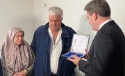 Селаковић уручио Борачку споменицу родитељима палог борца на Кошарама Насеру Вучељу
