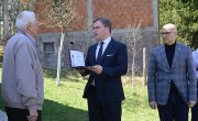 Селаковић уручио Борачку споменицу породици погинулог водника Ивана Васојевића на Кошарама