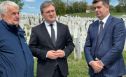 Селаковић уручио Борачку споменицу родитељима палог борца на Кошарама Насеру Вучељу