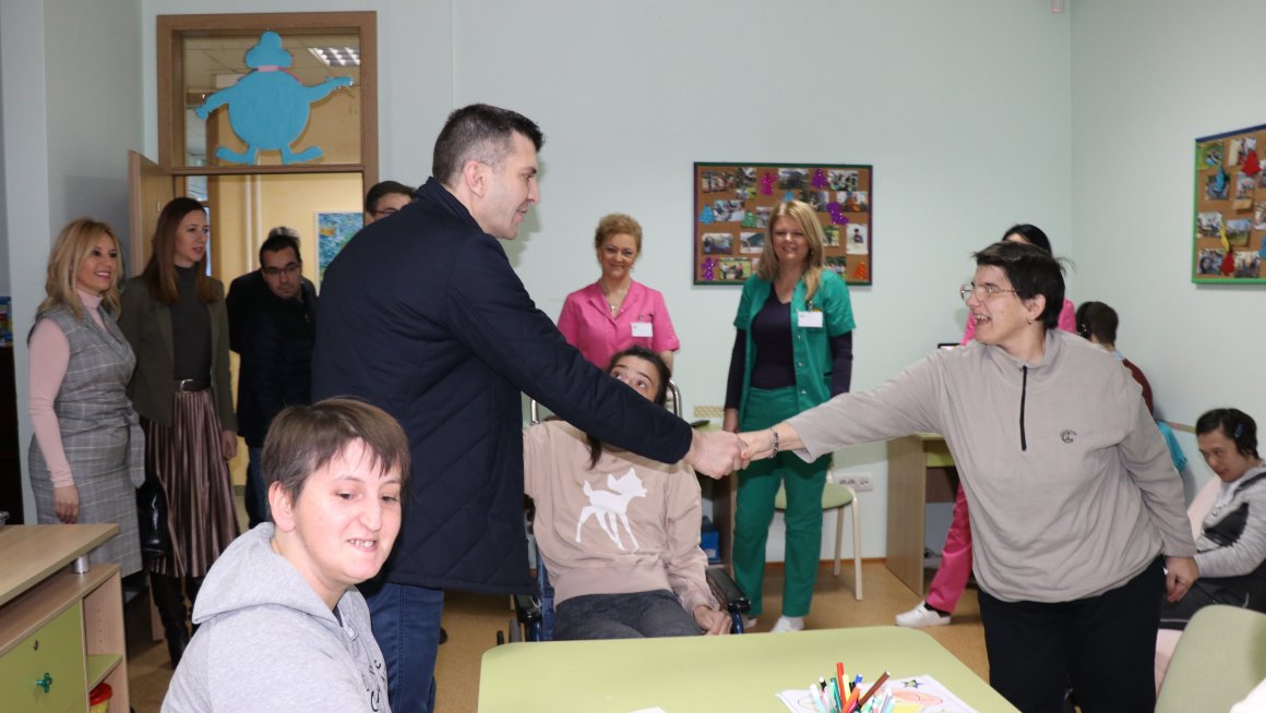 Ђорђевић посетио самохрану мајку са троје деце из Чачка