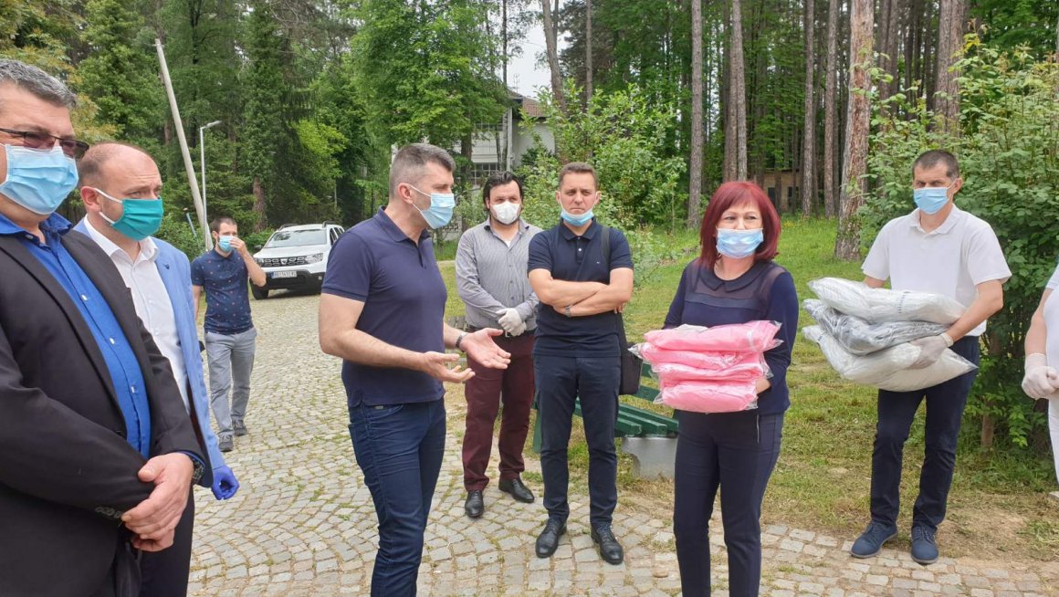  Ђорђевић поделио заштитне комбинезоне установама социјалне заштите за смештај корисника у Сурдулици, Дољевцу, Лесковцу и Јагодини