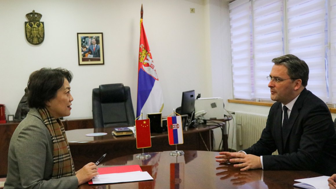 У протеклих годину дана 9.000 грађана Кине добило је радне дозволе у Р. Србији, што је доказ интезивне сарадње између НР Кине и Р. Србије, посебно у области инфраструктуре, истакли су данас министар за рад, запошљавање, борачка и социјална питања Никола Селаковић и амбасадор НР Кине у Р. Србије Чен Бо. Министар Селаковић захвалио се на доследној подршци коју НР Кина пружа Р. Србији у кључним националним питањима, а посебно када је реч о територијалном интегритету и суверенитету Р. Србије.  Говорећи о заједн