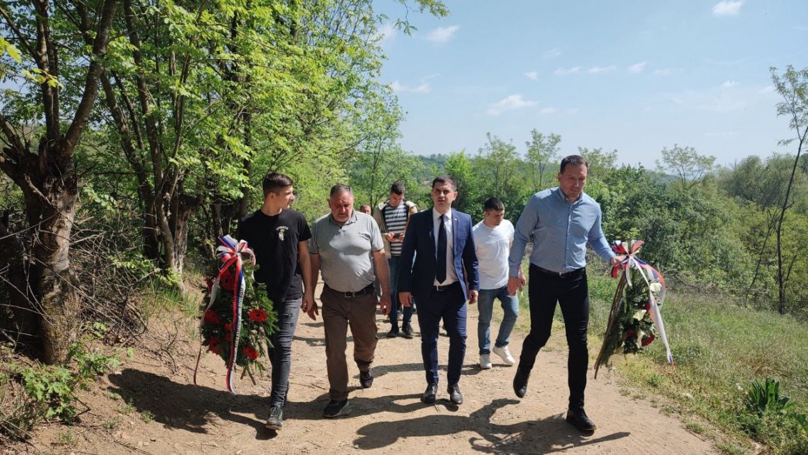Државни секретар Дејан Антић посетио је породицу палог борца са Кошара - Драгана Милићевића у Трстенику 