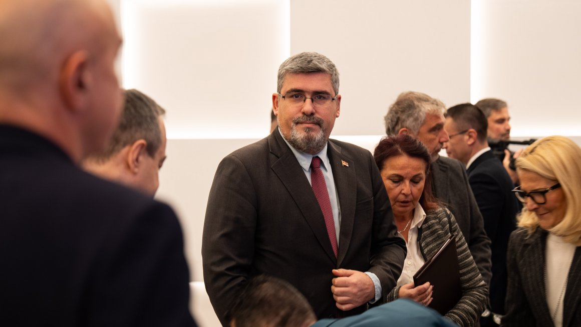Старовић на конференцији „ Свет у 2025“