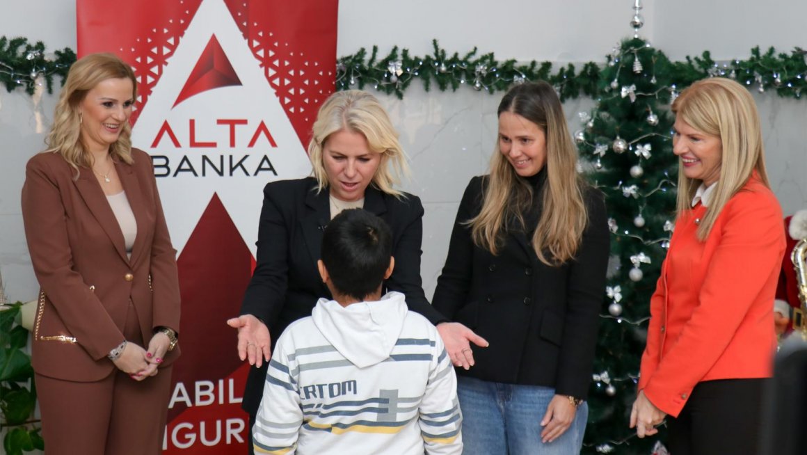 Подела новогодишњих пакетића деци у установама социјалне заштите – за дечије осмехе